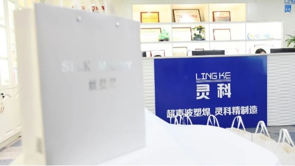 玉鼠辭舊，金牛迎新，靈科年禮賀新春！